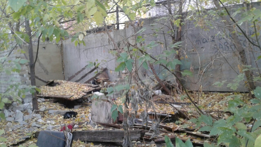 Рядом со школой на Рахова нашли опасный для детей двор