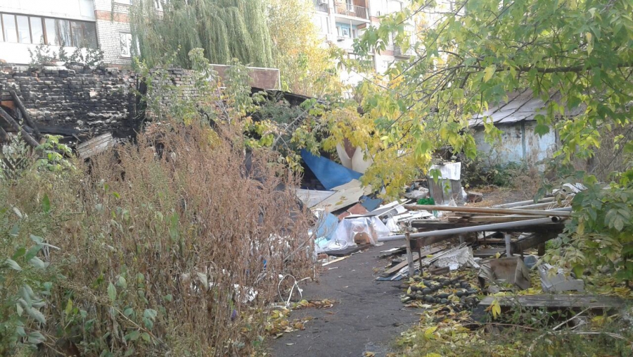 Рядом со школой на Рахова нашли опасный для детей двор