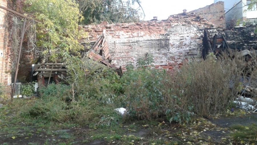 Рядом со школой на Рахова нашли опасный для детей двор