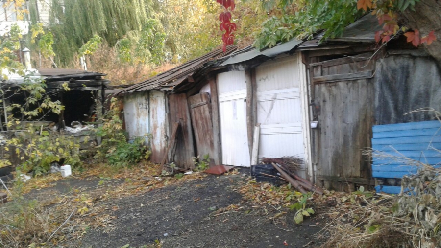 Рядом со школой на Рахова нашли опасный для детей двор