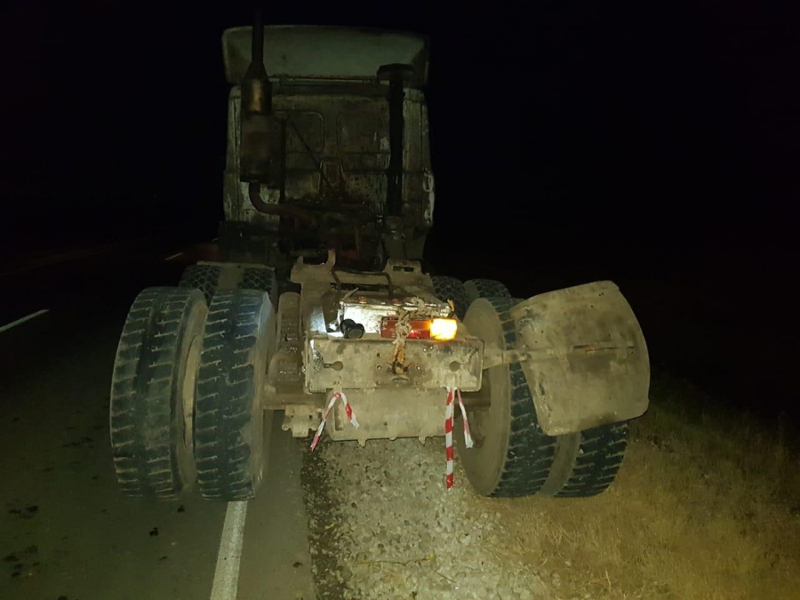 Водитель «Лады» погиб в столкновении с «КамАЗом» на буксире в Саратовском районе