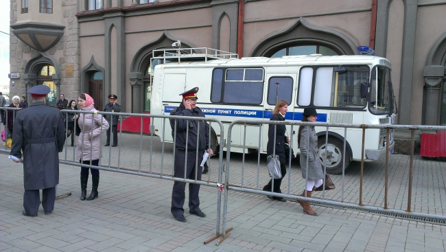 Коммунисты превратили митинг против вырубки деревьев в партийную акцию