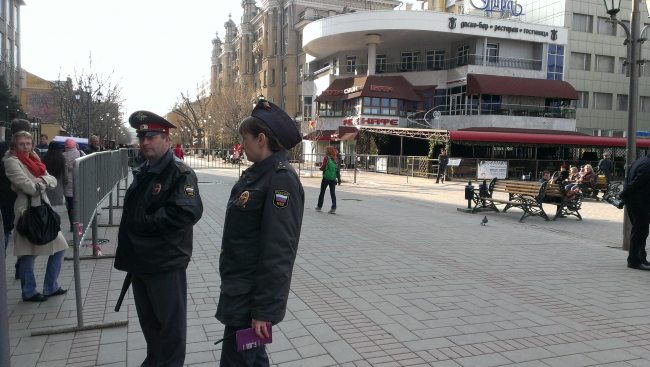 Коммунисты превратили митинг против вырубки деревьев в партийную акцию