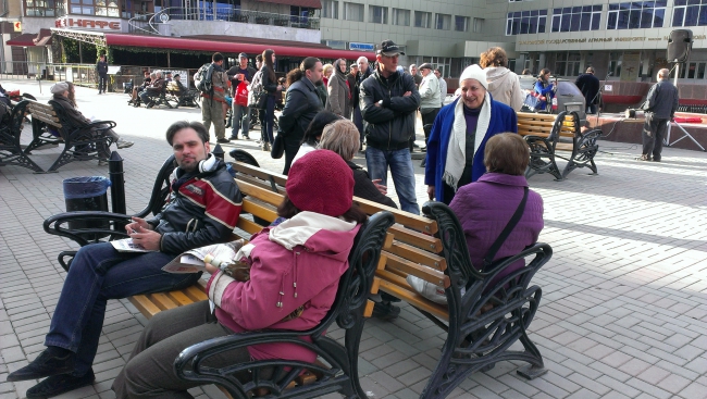Коммунисты превратили митинг против вырубки деревьев в партийную акцию