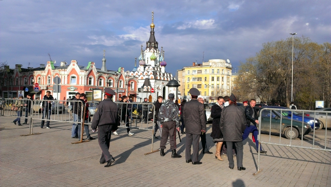 Коммунисты превратили митинг против вырубки деревьев в партийную акцию