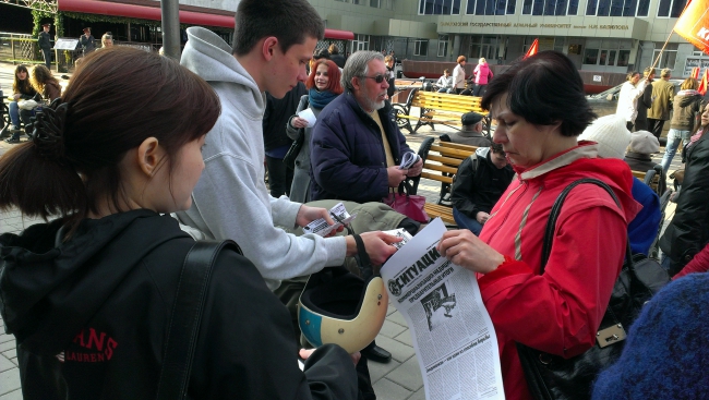 Коммунисты превратили митинг против вырубки деревьев в партийную акцию