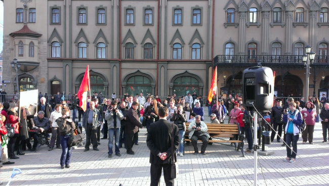 Коммунисты превратили митинг против вырубки деревьев в партийную акцию