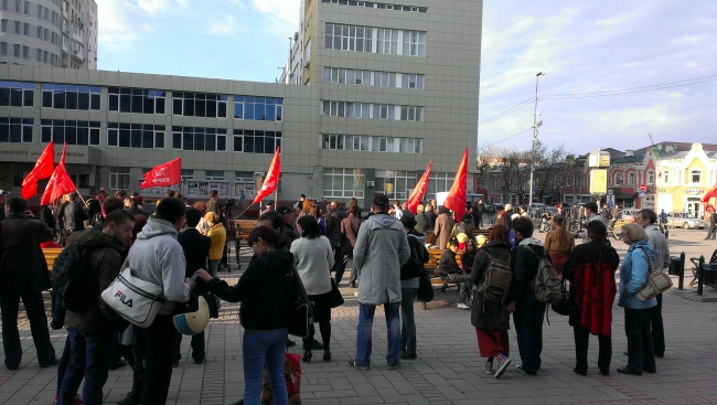 Коммунисты превратили митинг против вырубки деревьев в партийную акцию