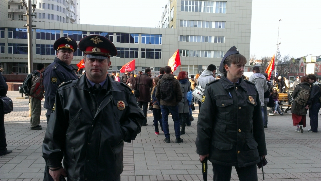 Коммунисты превратили митинг против вырубки деревьев в партийную акцию