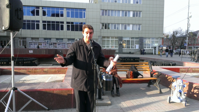 Коммунисты превратили митинг против вырубки деревьев в партийную акцию