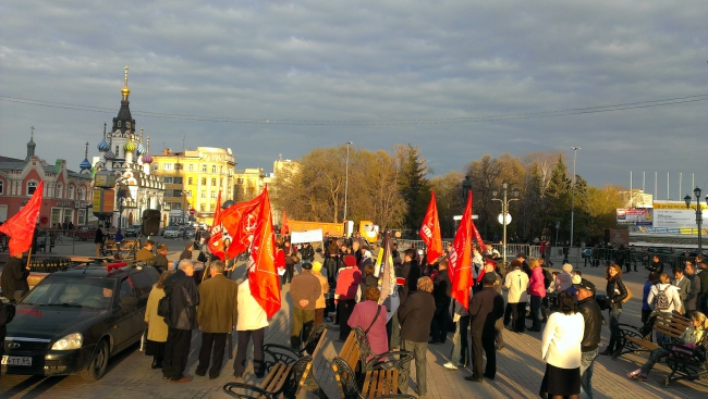 Коммунисты превратили митинг против вырубки деревьев в партийную акцию