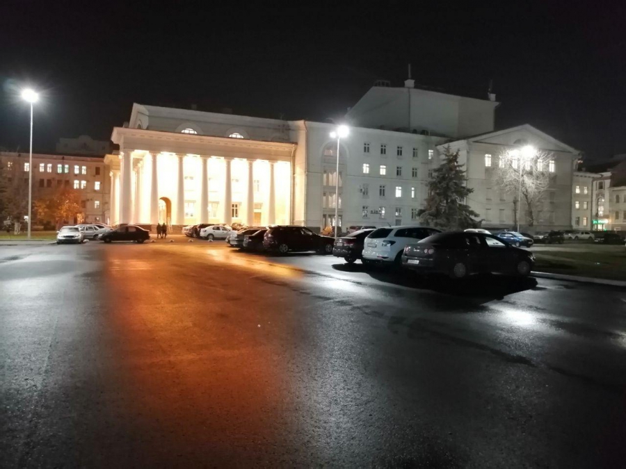 На Театральной площади десяток автомобилистов незаконно устроили парковку