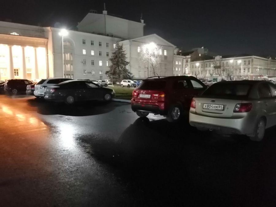 На Театральной площади десяток автомобилистов незаконно устроили парковку