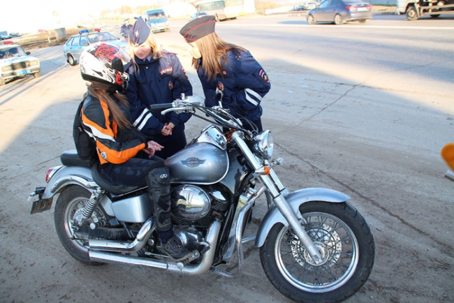 Саратовские автоинспекторы провели профбеседу с мотоциклистами