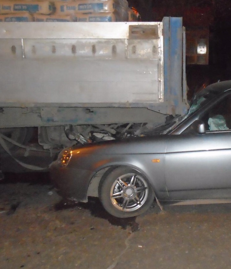 В Энгельсе «Лада» влетела под фуру. Пострадали трое парней