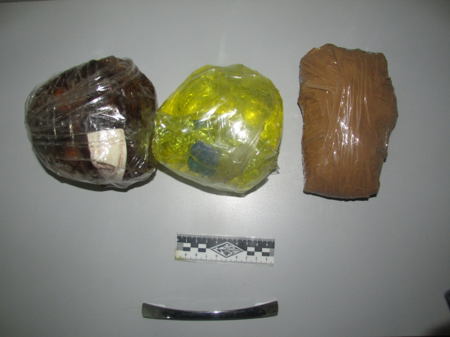 Парень попытался перебросить в колонию свертки с телефоном и гарнитурой