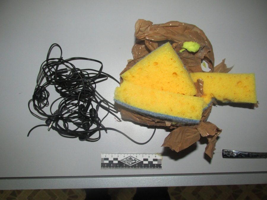 Парень попытался перебросить в колонию свертки с телефоном и гарнитурой