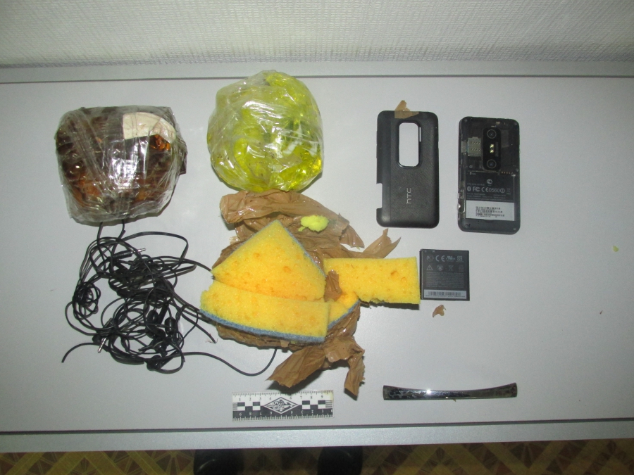 Парень попытался перебросить в колонию свертки с телефоном и гарнитурой