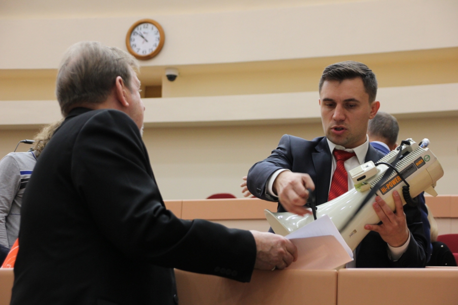 Депутат Бондаренко явился на заседание думы с мегафоном для большей убедительности