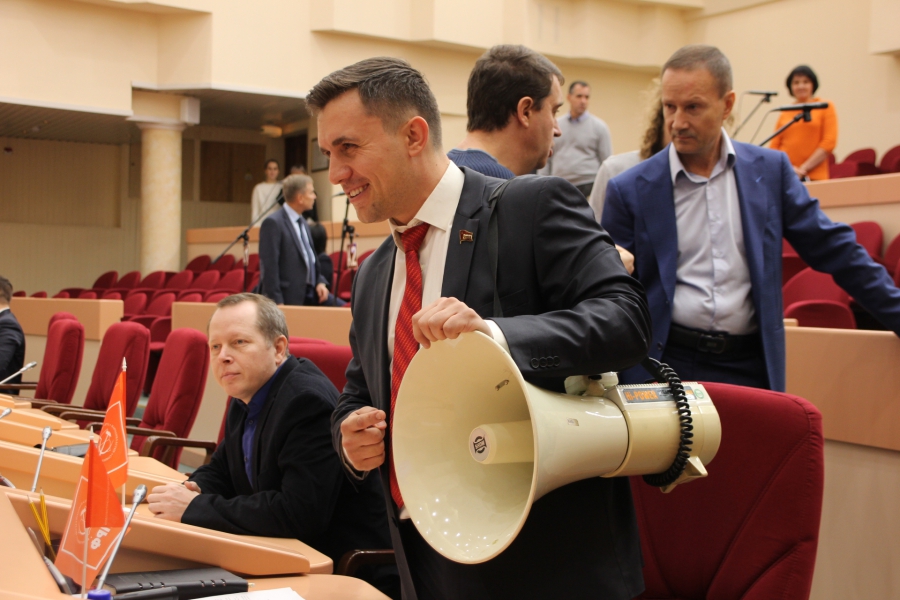 Депутат Бондаренко явился на заседание думы с мегафоном для большей убедительности
