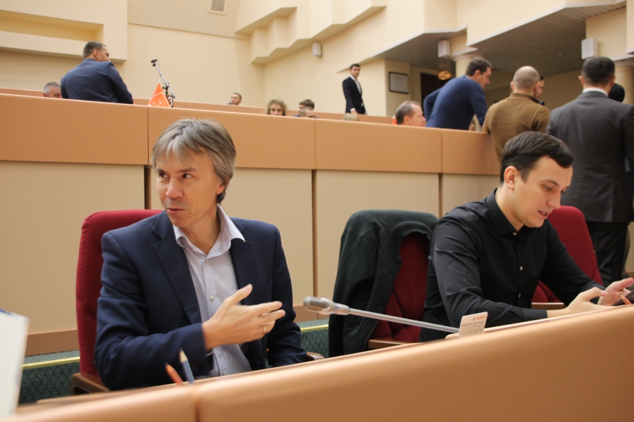 Депутат Бондаренко явился на заседание думы с мегафоном для большей убедительности