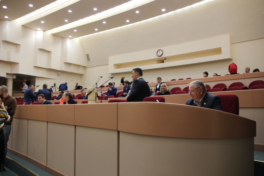 Депутат Бондаренко явился на заседание думы с мегафоном для большей убедительности