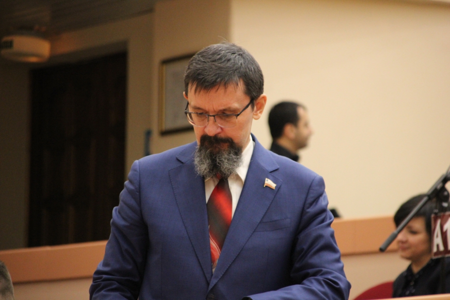 Депутат Бондаренко явился на заседание думы с мегафоном для большей убедительности