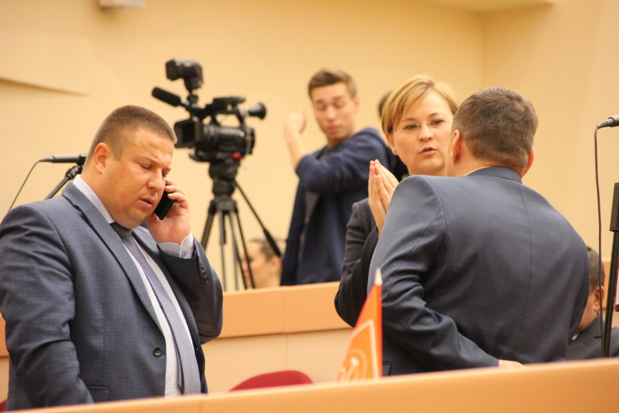 Депутат Бондаренко явился на заседание думы с мегафоном для большей убедительности