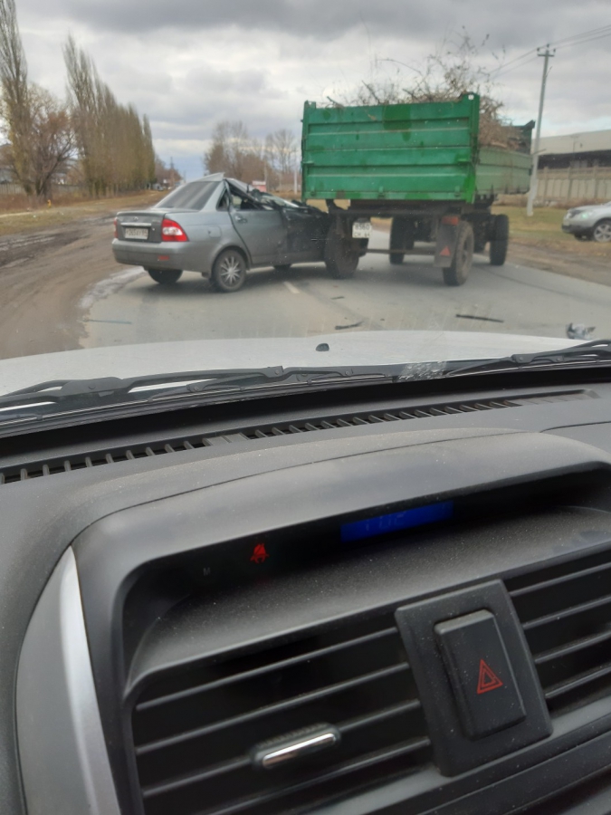 В Балакове лишенный прав водитель «Приоры» протаранил трактор