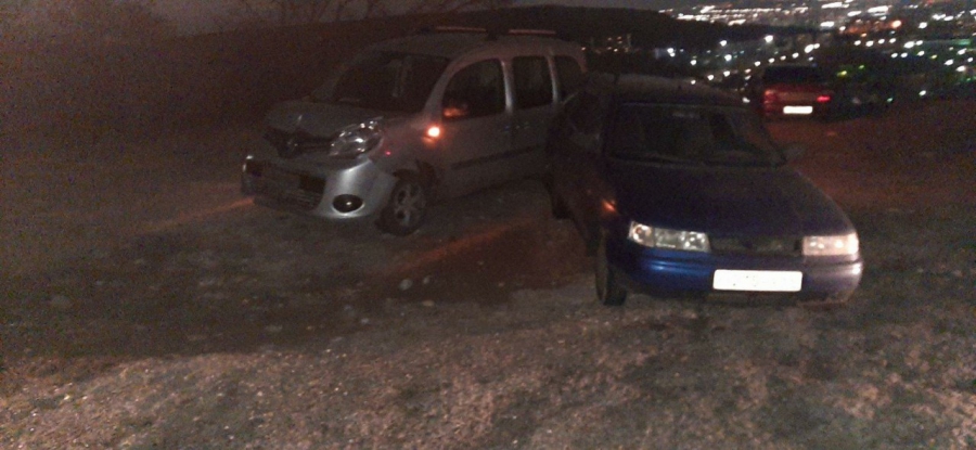 Пенсионер спровоцировал массовую аварию и въехал в машину без водителя