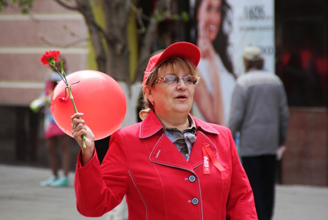 1 мая саратов. Известная женщина коммунист в очках. Ручка с символом КПРФ.