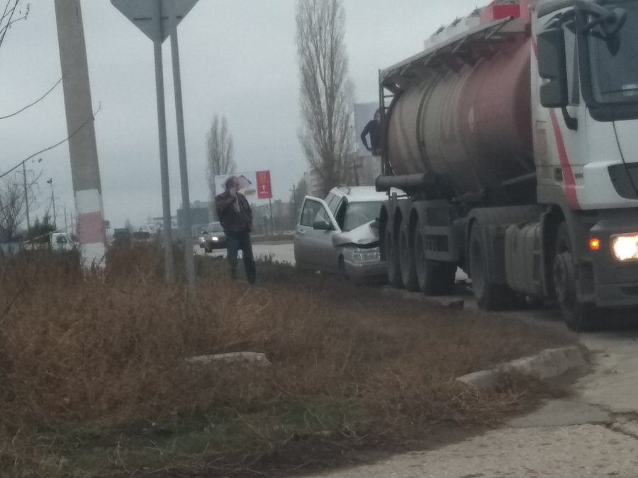 Легковушка «нырнула» под бензовоз на Саратовском шоссе