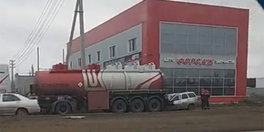 Легковушка «нырнула» под бензовоз на Саратовском шоссе