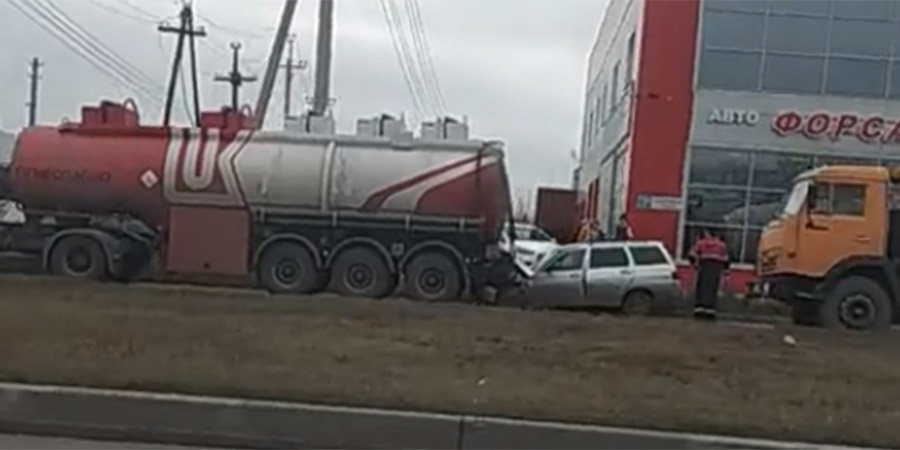 Легковушка «нырнула» под бензовоз на Саратовском шоссе