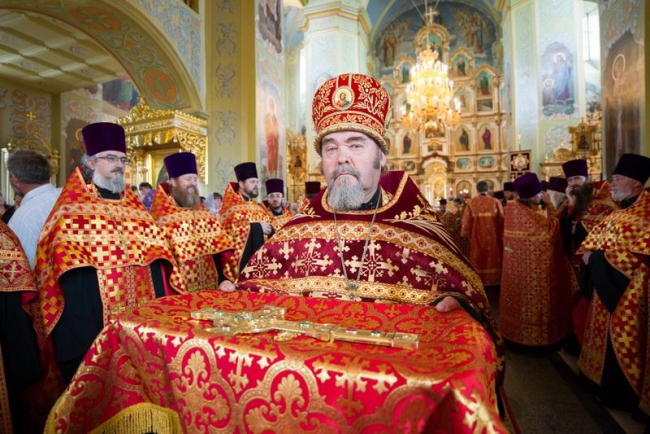 В Саратов доставили Благодатный огонь из Иерусалима