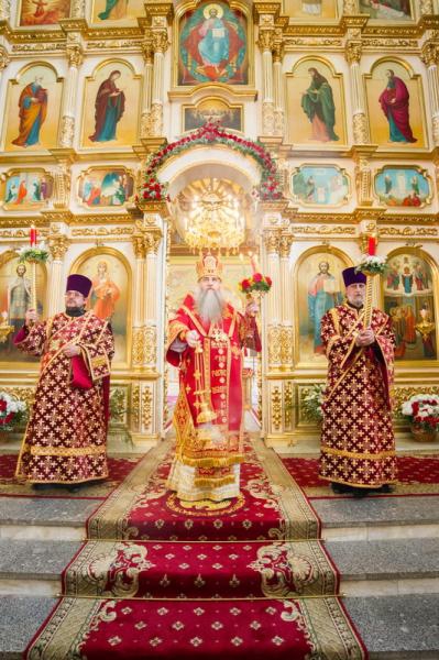 В Саратов доставили Благодатный огонь из Иерусалима