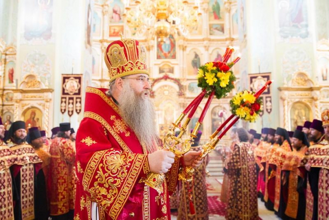 В Саратов доставили Благодатный огонь из Иерусалима