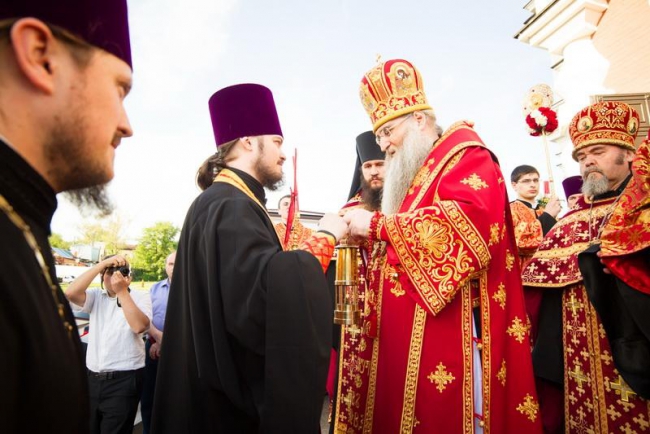 В Саратов доставили Благодатный огонь из Иерусалима