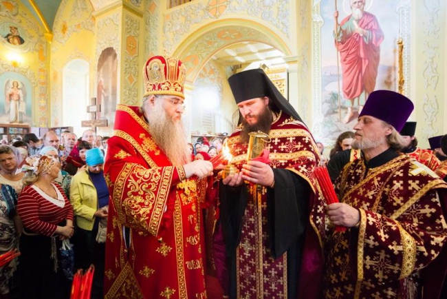 В Саратов доставили Благодатный огонь из Иерусалима