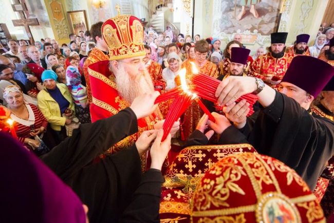 В Саратов доставили Благодатный огонь из Иерусалима