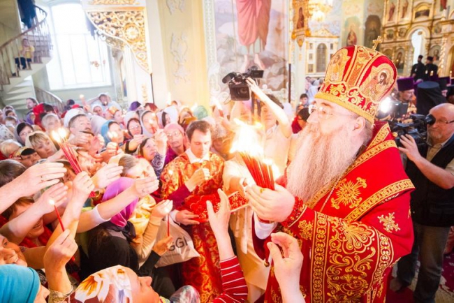 В Саратов доставили Благодатный огонь из Иерусалима