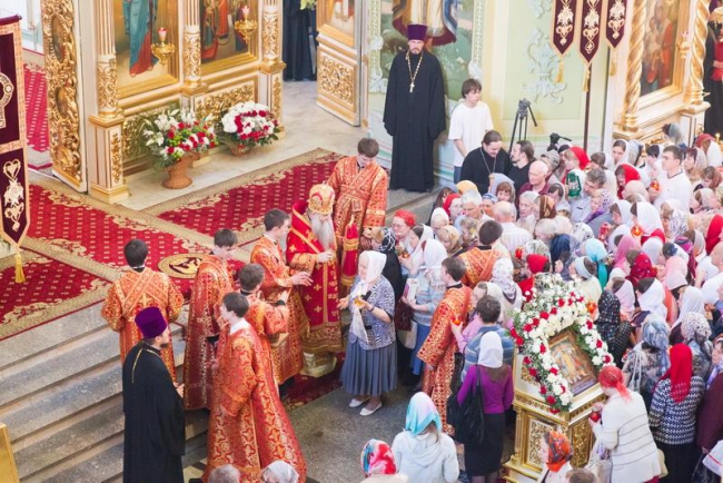 В Саратов доставили Благодатный огонь из Иерусалима