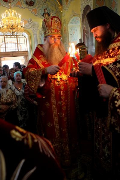 В Саратов доставили Благодатный огонь из Иерусалима