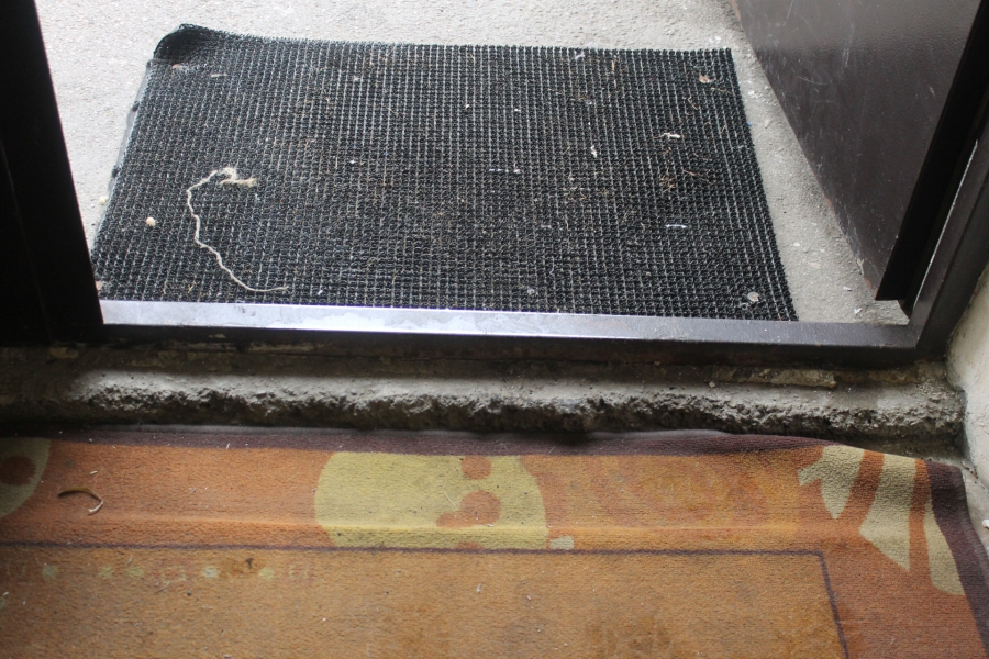 В Солнечном-2 эксперты нашли опасную тактильную плитку и бесполезные пандусы