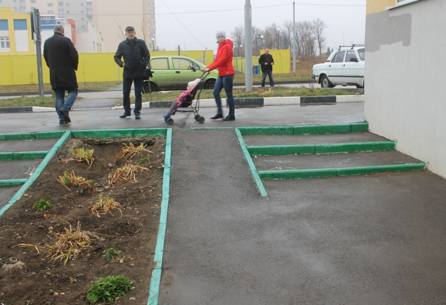 В Солнечном-2 эксперты нашли опасную тактильную плитку и бесполезные пандусы