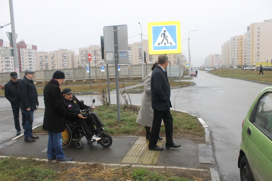 В Солнечном-2 эксперты нашли опасную тактильную плитку и бесполезные пандусы