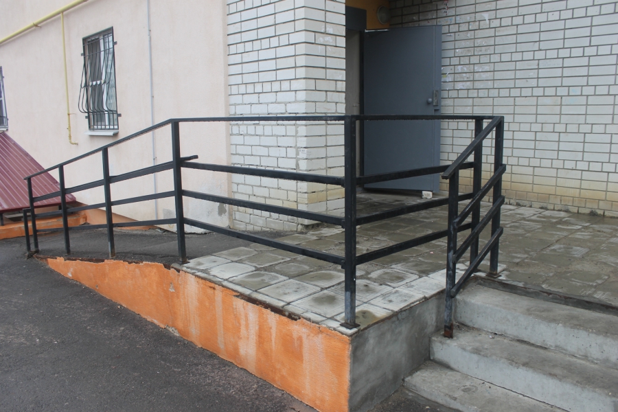 В Солнечном-2 эксперты нашли опасную тактильную плитку и бесполезные пандусы