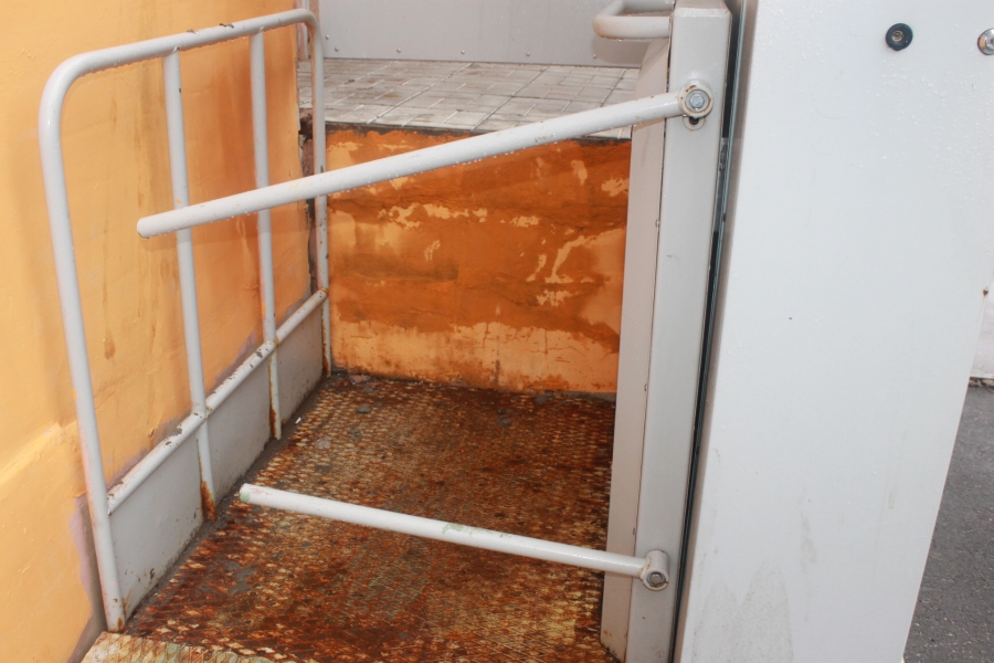 В Солнечном-2 эксперты нашли опасную тактильную плитку и бесполезные пандусы