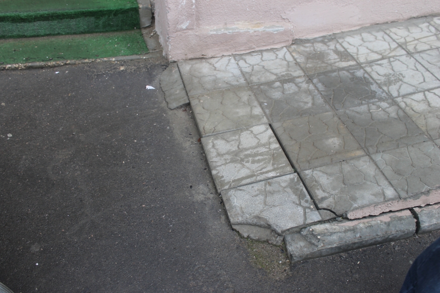 В Солнечном-2 эксперты нашли опасную тактильную плитку и бесполезные пандусы