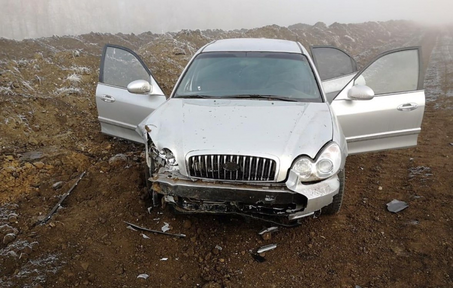 Под Красноармейском в сильный туман «Соната» вылетела с трассы. Пенсионерка в больнице
